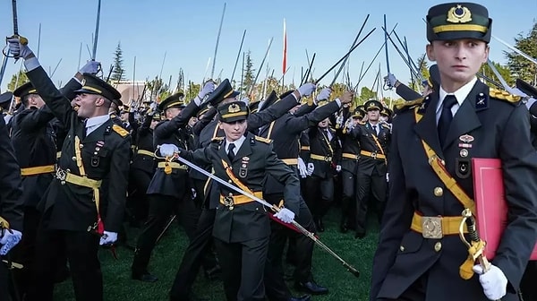 Teğmenlerin TSK'dan ihraç edilme kararına tepki yağdı. Sosyal medyadan karara tepki; teğmenlere ise destek mesajları geldi. İşte o mesajlar 👇