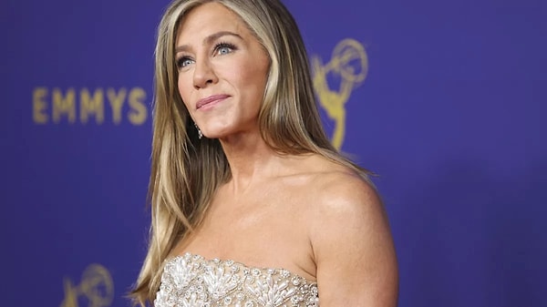 Jennifer Aniston ise daha öncelerde katıldığı bir programda kendisine Obama ile ilgili bir soru yöneltildiğinde "Bu kesinlikle doğru değil. Obama ile bir kez tanıştım. Michelle'i ondan daha iyi tanıyorum." yanıtını vermişti.