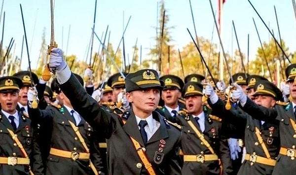 30 Ağustos günü Kara Harp Okulu mezuniyet töreninde kılıçlı yemin eden genç teğmenlerin Türk Silahlı Kuvvetleri'nden ihraç edilmesine tepkiler sürüyor.