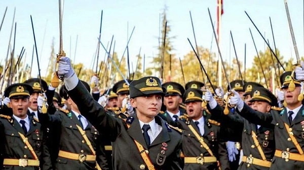 30 Ağustos Zafer Bayramı’nda Kara Harp Okulu Mezuniyet Töreni’nde yemin eden ve ardından kılıç çatarak “Mustafa Kemal’in askerleriyiz” diye slogan atan teğmenler hakkında oy çokluğuyla TSK'dan ihraç edilme kararı alındı.