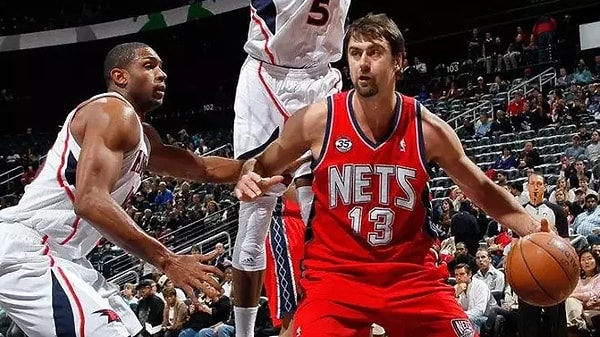 Detroit Pistons ve Utah performansları ile NBA'de iz bırakan Mehmet Okur'un 2004'te NBA şampiyonluğu 2007'de de unutulmaz bir All-Star deneyimi vardı.