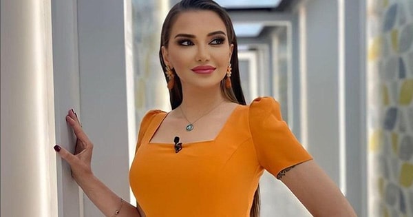 Klinik psikolog Esra Ezmeci, Beyaz TV'deki Yeni Baştan programının yanı sıra sosyal medya hesabından da takipçilerinin sorunlarına çare oluyor.