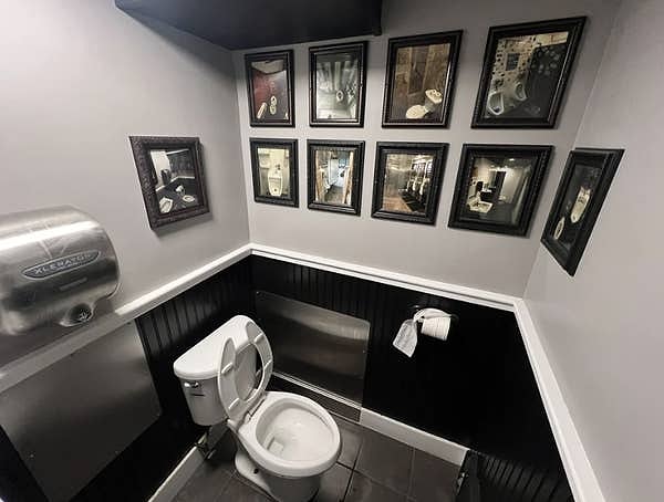 10. Banyo neden çerçeveli fotoğrafla kaplı?