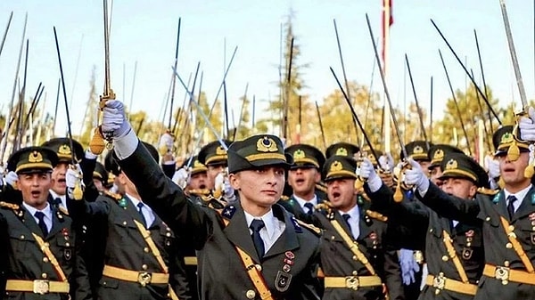 30 Ağustos 2024’te gerçekleşen Kara Harp Okulu Mezuniyet Töreni’nde kılıç çatıp Subaylık Yemini’ni eden ve yeminlerini “Mustafa Kemal’in Askerleriyiz” sözleriyle bitiren teğmenler hakkında karar açıklandı. Teğmenler Ebru Eroğlu, İzzet Talip Akarsu, Serhat Gündar, Deniz Demirtaş ve Batuhan Gazi Kılıç Türk Silahlı Kuvvetleri’nden ihraç edildi. Oy çokluğu ile verilen karar sonrasında Ece Üner, canlı yayında sert sözler sarf etti.