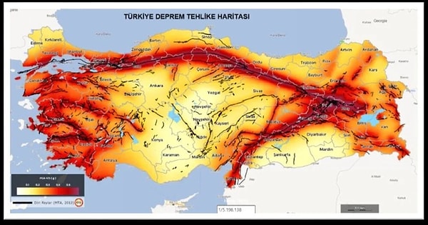 Kuzey Anadolu Fat Hattı’nın İstanbul’dan başlayıp Marmaraereğlisi'ne kadar uzandığını hatırlatan Şengör, deprem riskinin yüksek olduğunu dile getirdi.