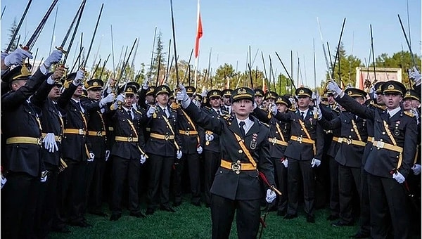 30 Ağustos'taki törende kılıçlarını havaya kaldırarak, "Mustafa Kemal'in Askerleriyiz" diyen teğmenlerle ilgili soruşturma tamamlandı ve ihraç edildiler.