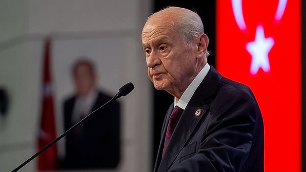 Bahçeli, kararı "doğru ve isabetli" olarak değerlendirdi. Bahçeli "TSK Disiplin Kanunu'nun amir hükümlerinin tatbikiyle ayırma cezasının muhataplarına uygulanması doğru ve isabetli bir karardır." dedi.