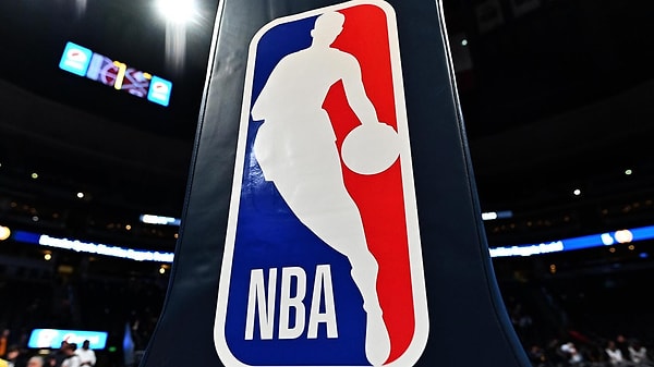 NBA’de Batı Konferansı’nda mücadele eden Los Angeles Lakers ve Dallas Mavericks, tarihin en dikkat çeken takaslarından birine imza attı.