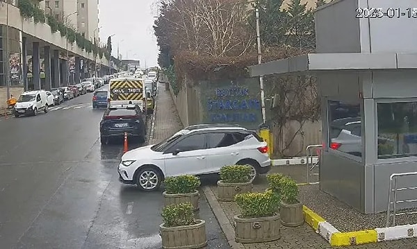 Edirne Emniyetine ait olan ve Emniyet Müdürü Mehmet Deniz Karakurt'un kullandığı aracı da Ener Aktaş'ın başka bir araçla takip ettiği kamera kayıtlarına yansıdı.