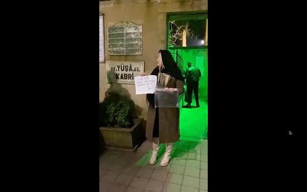 Eline "Dua edin adam gibi biriyle tanışayım artık" yazılı kağıt alıp Hz. Yuşa Türbesi'ne gitti.