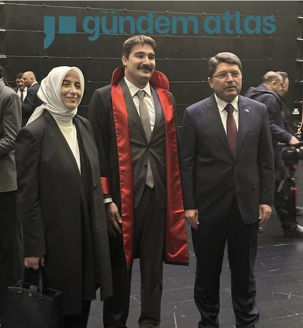 Gündem olan Özlem Zengin’in yeğeninin Adalet Bakanı Yılmaz Tunç ile çektirdiği fotoğraf da ortaya çıktı.