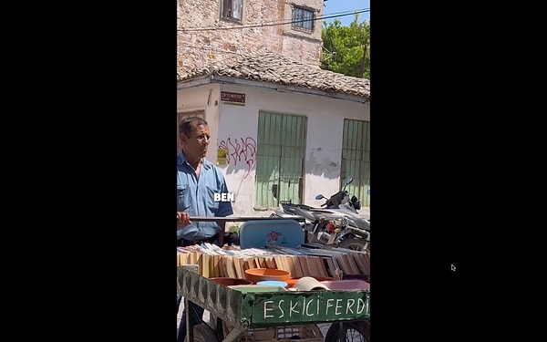 Sattığı ürünleri aşırı dürüst biçimde tanıtarak alıcılarına ters köşe yapan "Doğrucu Ferdi" bu sefer de kitap satarken görüldü.