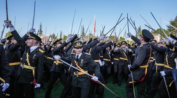 30 Ağustos 2024 Zafer Bayramı’nda yapılan Kara Harp Okulu mezuniyet töreninde teğmenler kılıçlarını çatarak “Subaylık Yemini” etmiş ve sonrasında “Mustafa Kemal’in Askerleriyiz” demişti.