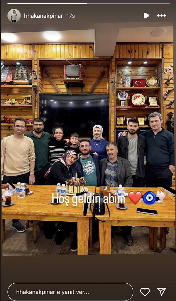 Aile fotoğraflarını da paylaşan Hakan, abisine "Hoş geldin" dedi. Memur olduğu için programda yüzünü göstermeyen Yusuf bu fotoğrafla ortaya çıkmış oldu!