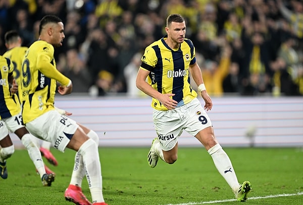 Fenerbahçe'nin Skriniar ile bulduğu gol ise VAR kararıyla iptal etti. 45+6'da Olawoyin'in Skriniar'a müdahalesi VAR kontrolü sonrası penaltı ile cezalandırıldı ve kırmızı kart gördü.