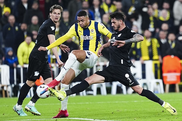 Çaykur Rizespor deplasmanda 2-0 öne geçtiği maçta Fenerbahçe'ye 3-2 mağlup oldu. Maçta tartışmalı hakem kararları da hayli konuşuldu.