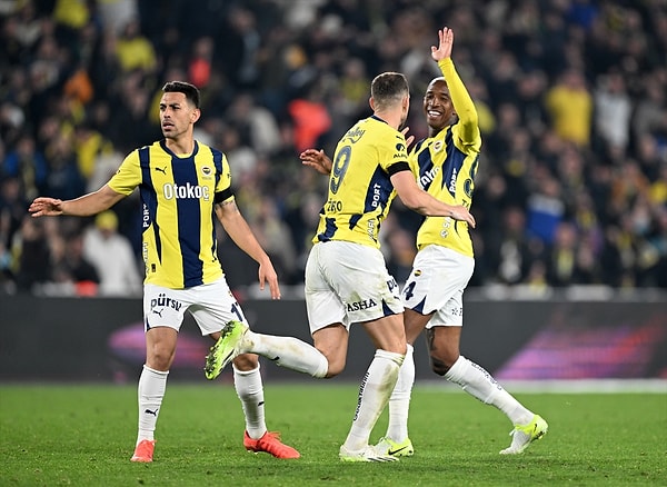 Fenerbahçe'nin 2-0 geriden gelerek galip geldiği maçta hakem kararları tartışılıyor. Rizespor'un gördüğü iki kırmızı karta eleştiriler var.