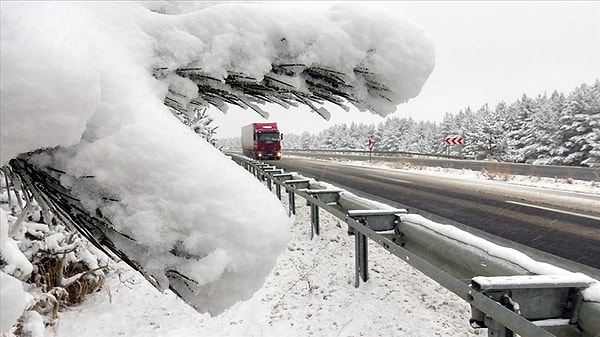 Yetkililer, hava koşullarının oluşturabileceği buzlanma, çığ tehlikesi ve ulaşımda aksamalara karşı dikkatli olunması gerektiğini vurguladı. Özellikle Doğu Karadeniz ve Doğu Anadolu’nun yüksek kesimlerinde çığ tehlikesi bulunuyor.