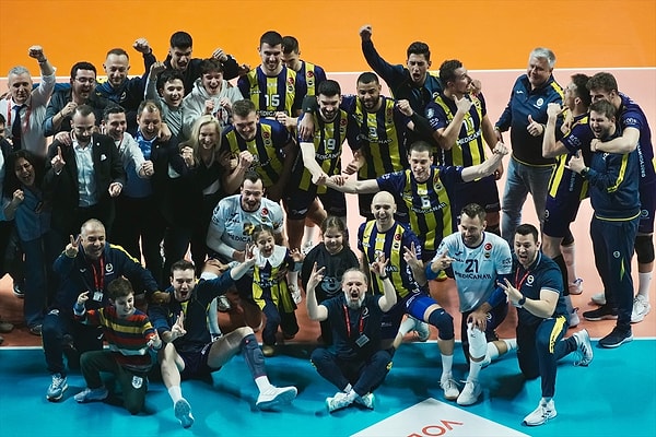 Burhan Felek Vestel Voleybol Salonu'nda oynanan maçı Fenerbahçe erkeklerde 3-2 kazanarak 11.galibiyetini aldı.