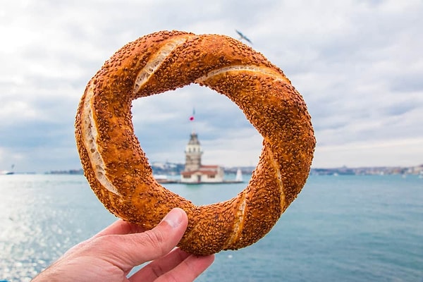 İstanbul denilince akla gelenlerden biri de sokak lezzetlerinden simit. İstanbul’un sembollerinden biri olan simit de zamlardan nasibini aldı. Simide gayriresmi zam geldi.