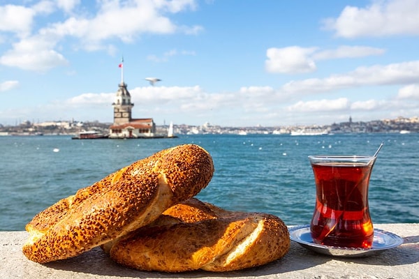 2024’te 12.5 liradan satılan simit resmi değil gayriresmi zamla 20 liraya yükseldi. Habertürk’ten Didem Ernez’in haberine göre İstanbul Un-İş Esnaf Odası Başkanı Şaban Özdemir, resmi zam yapılmadığını hatırlattı: