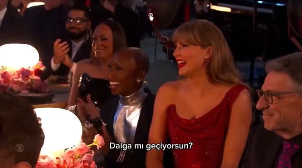 Dünya turnesini yeni tamamlayan ve büyük ses getiren Taylor Swift’i gören sunucu Trevor Noah, yarattığı etkiyi betimlemek için ülkemize saç ekimine gelenleri örnek verdi.