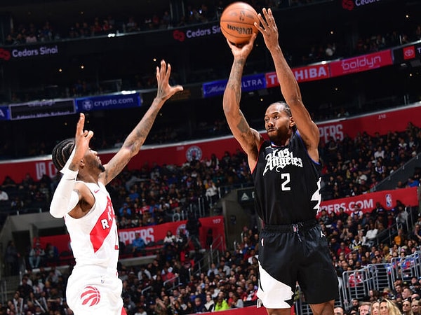 Kanada takımı Toronto Raptors izleyicileri salonda okunan ABD milli marşını yuhalayarak protesto etti. Aynı taraftar Kanada marşını ise büyük coşkuyla söyledi.