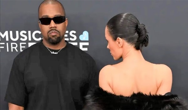 LipReader’ın kurucusu Nicola Hickling’e göre, Kanye West eşi Bianca’ya dönerek “Şimdi sahne yapıyorsun” dedi. Bianca ise hiç tereddüt etmeden başını salladı ve Kanye’ye dönerek kürkünü çıkardı.