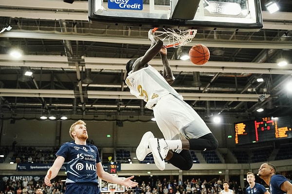 Sezona Zaragoza'da başlayan Angolalı basketbolcu, ACB ve FIBA Europe Cup'ta etkili istatistikler ortaya koymuş, aralık ayında İspanya Ligi’nin en değerlisi olmuştu.