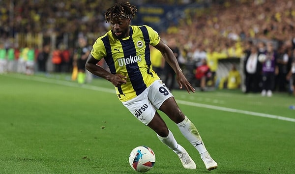 Yaz transfer döneminde Suudi Arabistan'ın Al Ahli takımından kiralık olarak Fenerbahçe'ye katılan Allan Saint-Maximin'in performansı bir süredir taraftar için tartışma konusuydu.