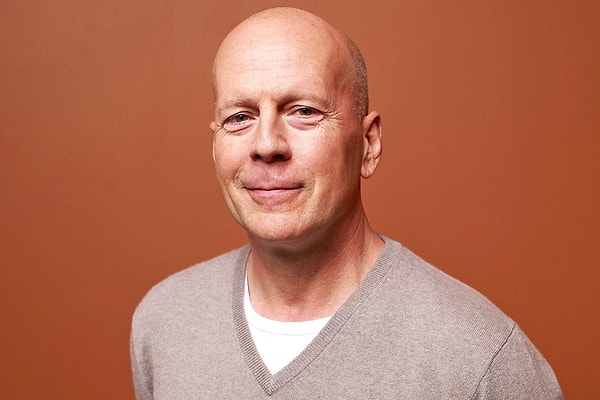 Zor Ölüm serisiyle aksiyon sinemasının efsaneleri arasına giren 69 yaşındaki Bruce Willis, sağlık sorunları nedeniyle oyunculuğu bırakmasının ardından ailesinin gözetiminde hayatını sürdürüyor.