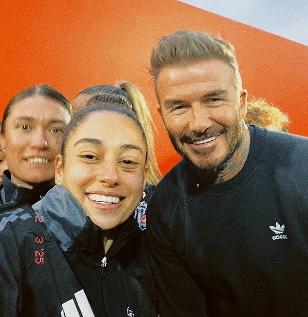 12. Dünyaca ünlü futbol efsanesi David Beckham, oğlu Romeo Beckham ve onun sevgilisi Gray Sorrenti ile birlikte İstanbul’a geldi. Ünlü isimlerin İstanbul turu büyük ilgi görürken, özellikle Kapalı Çarşı ve Tarihi Yarımada gezileri dikkat çekti. David Beckham, reklam çekimi için Beşiktaş Kadın Futbol Takımı ile de buluşarak hayranlarına unutulmaz anlar yaşattı. Romeo Beckham ise İstanbul’un keyfini bol bol fotoğraf paylaşarak çıkardı.