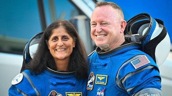 NASA astronotları Barry Wilmore ve Sunita Williams, 5 Haziran’da Uluslararası Uzay İstasyonu’na sadece 8 günlük bir görev için gönderildi. Fakat onları taşıyan uzay aracında tespit edilen teknik sorunlar nedeniyle geri dönüşleri ertelendi.