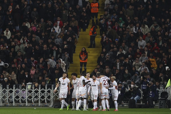 Fenerbahçe, karşılaşmanın ardından ezeli rakibini hedef aldı.