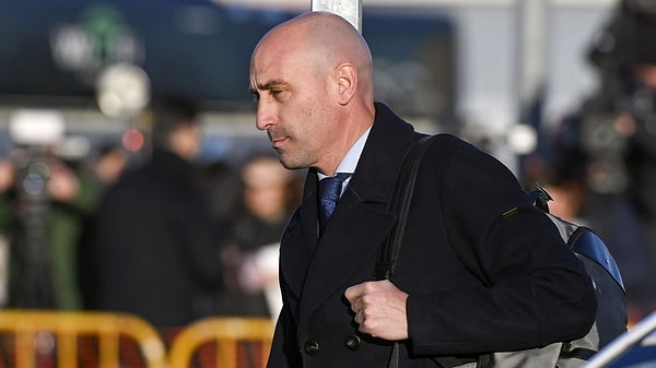 Luis Rubiales’in yargılanmasına dün Madrid Yüksek Mahkemesi’nde başlandı. Meksika'da forma giyen Hermoso da duruşmaya katıldı.