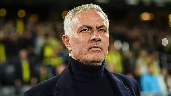 Mourinho'nun hedefinde ise Davinson'un içinde olduğu penaltı itirazı yapılan pozisyon vardı. Mourinho sosyal medyadan ilginç bir paylaşım yaptı.