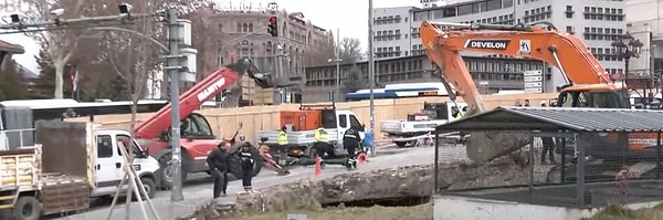 Ankara'nın en işlek noktalarından biri olan Ulus Meydanı'nın zeminin çökme meydana geldi.