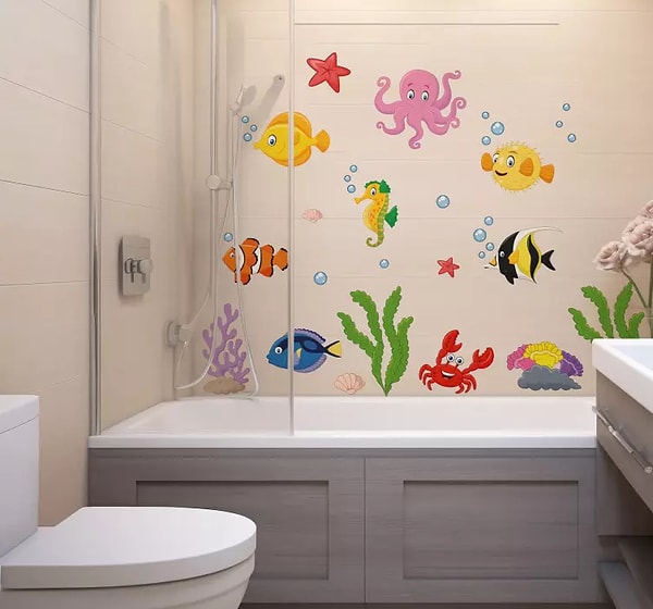 4. Banyo duvarına suya dayanıklı çıkartmalar yapıştırın.