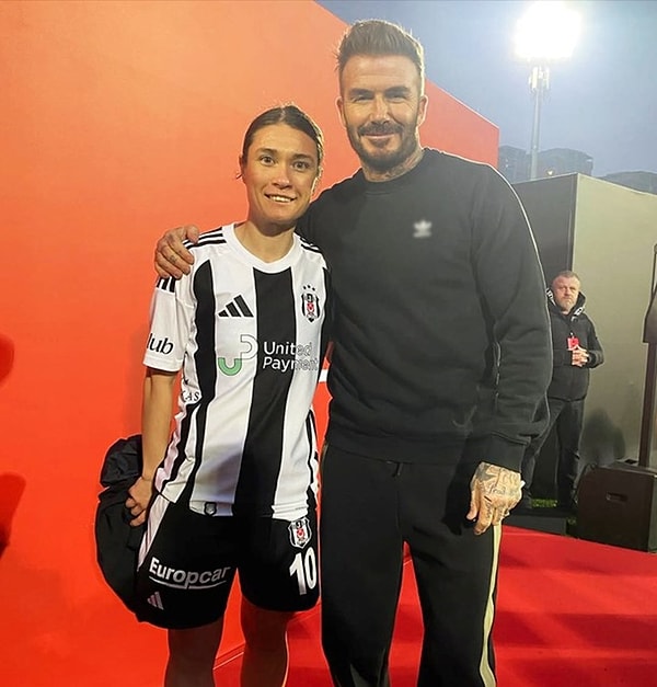 Etrafını saran hayranlarını geri çevirmeyen Beckham herkesle gülerek sohbet etti, bol bol fotoğraf çektirdi.