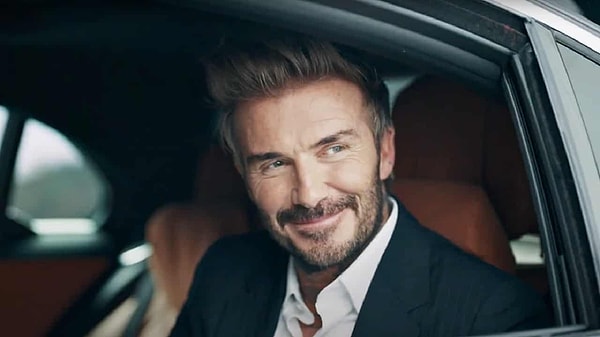 David Beckham’ın İstanbul macerası hız kesmeden devam ediyor! Reklam çekimi için geldiği şehirde bol bol gezmeyi ihmal etmeyen efsane futbolcu, bu kez de İstiklal Caddesi’nde görüntülendi.