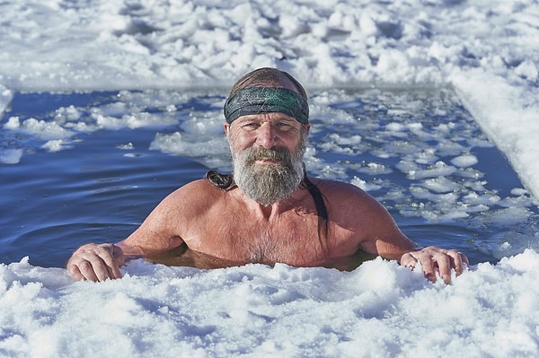 5. 65 yaşındaki Wim Hof, soğuğa dayanıklılığıyla tanınıyor ve bu yüzden “Buz Adam” lakabını almış. Kendisi, buzun altındaki en uzun mesafe yüzme ve buzla temas halinde en uzun süre kalma gibi Guinness Dünya Rekorları’na sahip.