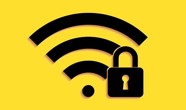 Daha da endişe verici olan diğer durum ise Wi-Fi şifrenizin aniden değişmesidir. Bir sabah uyandığınızda şifrenizin değiştiğini fark ediyorsanız, hackerlar ağınıza girip sizi dışarıda bırakmak için şifrenizi değiştirmiş olabilir.