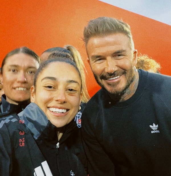 Efsane futbolcu David Beckham reklam çekimleri için İstanbul’a geldi ve Beşiktaş Fulya Hakkı Yeten Tesisleri’nde siyah-beyazlıların kadın futbol takımı ile bir araya geldi.