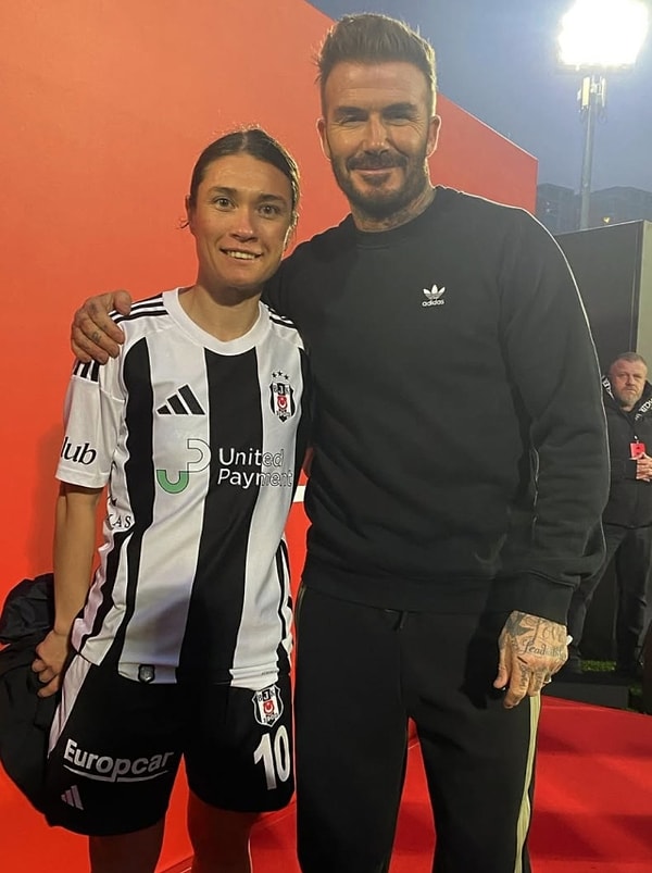 “Bu nasıl bir fırsat kaçırılır?”, “David Beckham gelmiş ama kimsenin haberi yok!” gibi yorumlarla Beşiktaş yönetimine tepki gösteren taraftarlar Beckham’ın ziyaretinin büyük bir PR çalışması olabileceğini ancak kulübün bunu değerlendiremediğini savundu.