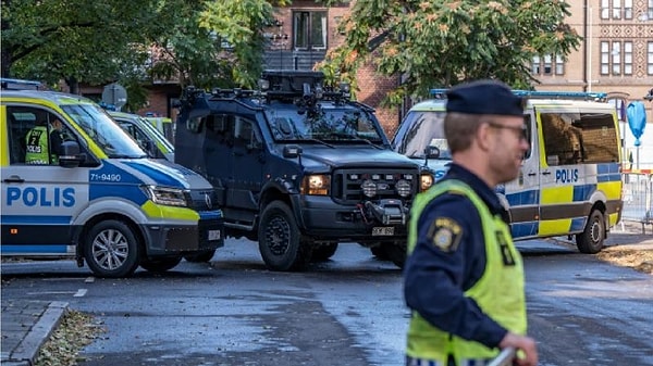 İsveç yerel basınındaki haberlere göre, İsveç'in orta kesimindeki Örebro kentinde bir okula giren saldırgan silahla ateş açtı.