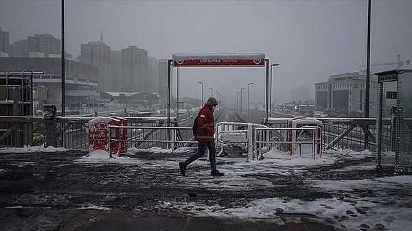 İETT, Metro İstanbul ve Şehir Hatları da yoğun kar yağışının yaşanacağı günlerde ek seferler düzenleyecek.