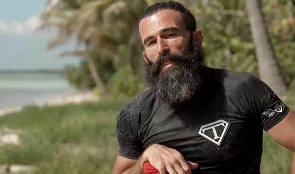 Geçtiğimiz sezon da Survivor All Star'a katılan Turabi, konseyde Acun Ilıcalı'nın adını yazması ve söyledikleri sonrası Ilıcalı'yla ilişkilerine zarar vermiş, kısa süre sonra da yarışmadan elenmişti.