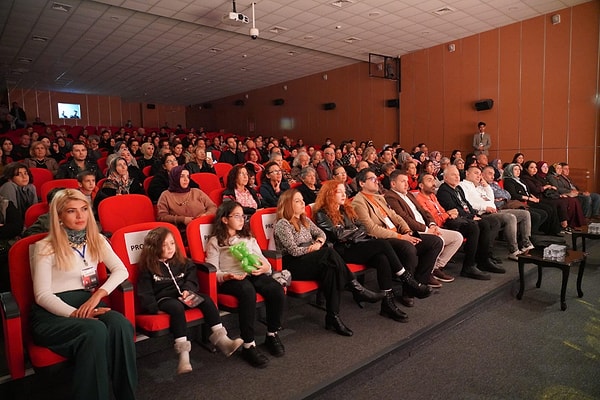 -Tiyatronuz yerel halktan nasıl bir geri dönüş alıyor? Seyirci profiliniz nasıldır?