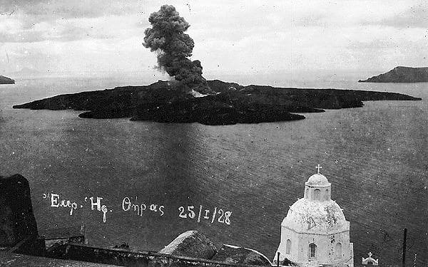 Hala aktif bir yanardağ olan Santorini, en son 1950 yılında patlamıştı.