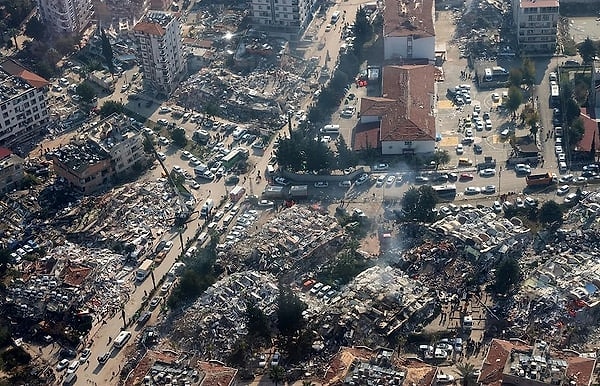 Türkiye, uluslararası yardım çağrısını da içeren 4. seviye alarm verdi. Toplamda 93 ülkeden arama kurtarma ekipleri deprem bölgesine gitti.